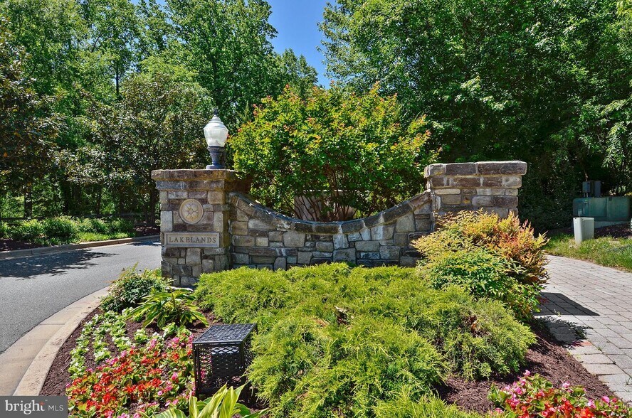 Lakelands Entrance - 316 Cross Green St