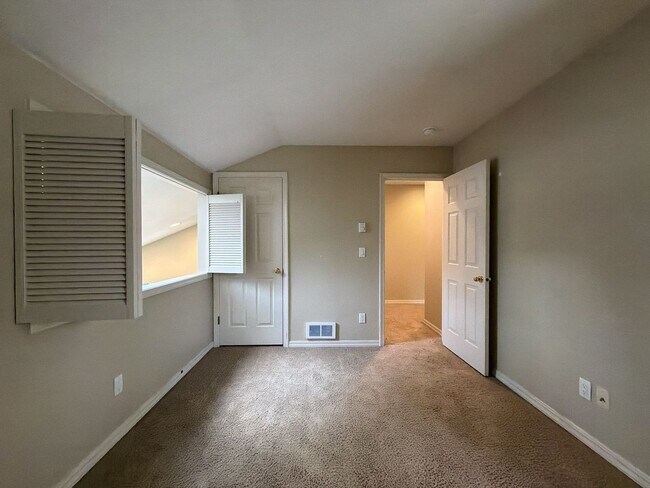 Building Photo - 9605 NW Miller Hill Dr