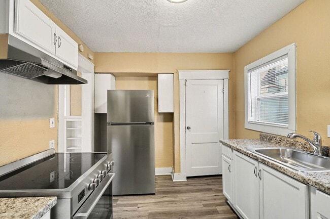 Building Photo - Beautiful 2 Bedroom 1 Bathroom house in Kansas City!