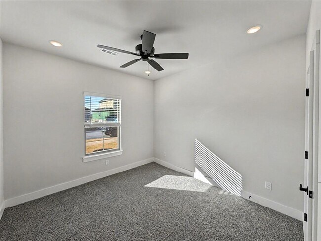 Building Photo - 6906 SW Basswood Ave