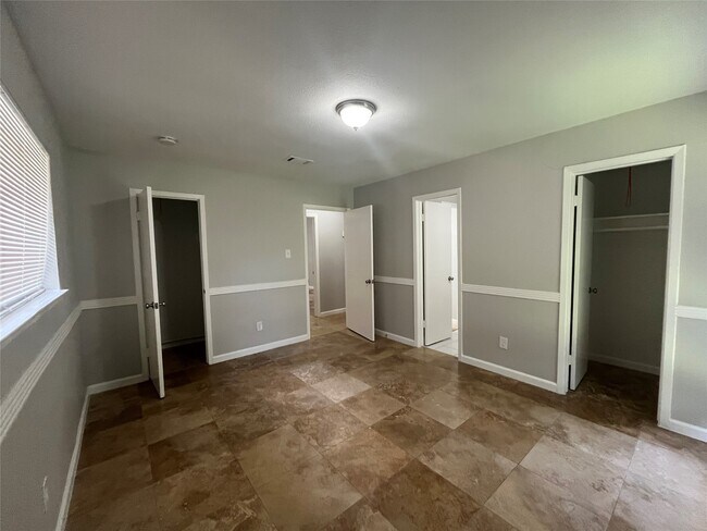 Building Photo - 2402 Fawnwood Ln