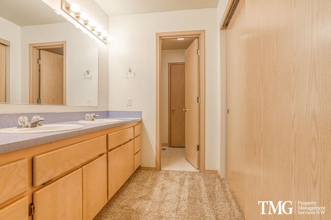 Building Photo - Peaceful 2-bedroom, 2 bath Townhome in thi...