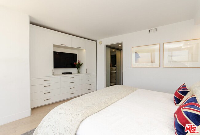 Building Photo - 4335 Marina City Dr