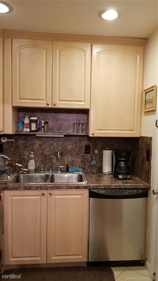 Building Photo - 1 br, 1 bath  - 2990 NE 16th Ave