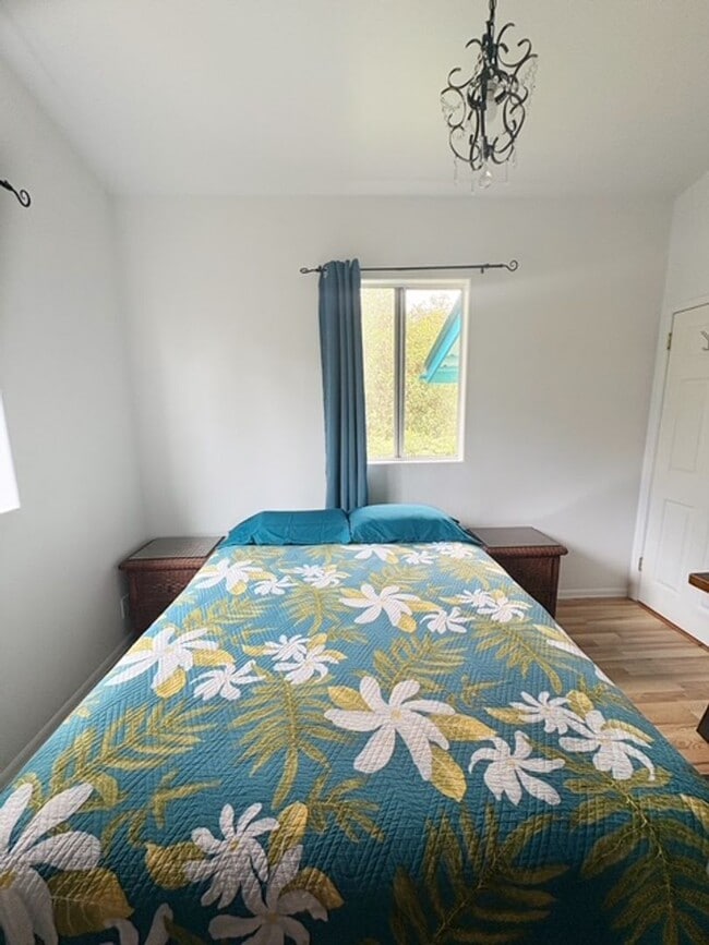 Building Photo - 2BR/1BA Furnished Home – Available June 1 – Screened Lanai, Fiber Internet, W/D