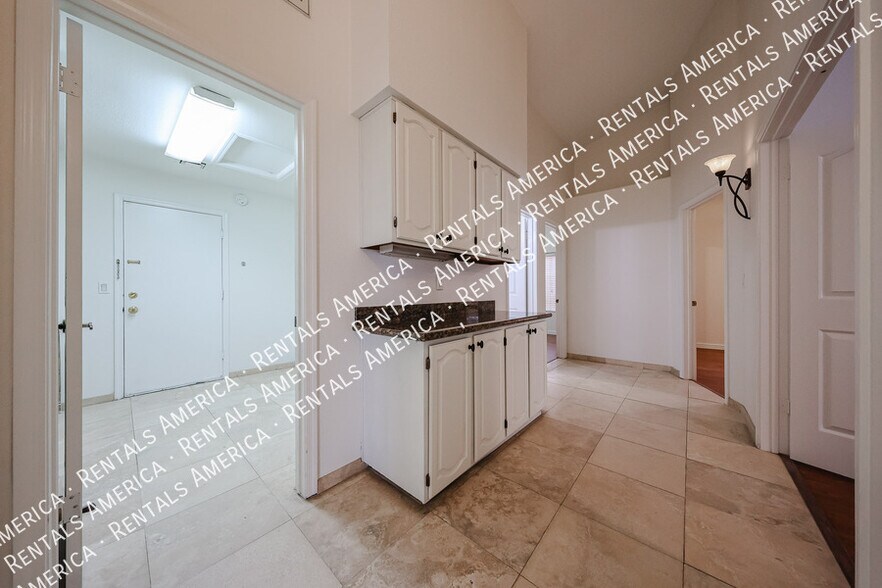 Building Photo - 532 E Stonebridge Dr