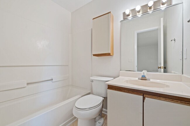 Building Photo - GREAT LOCATION!!! Large 2bedrm - Mins to U...