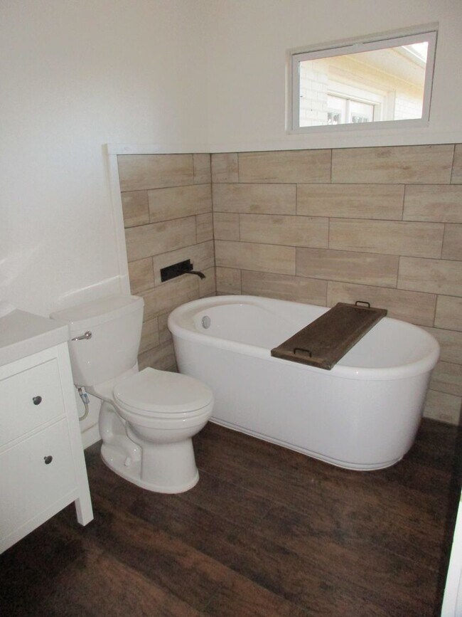 Building Photo - Beautiful 4/3 House for Rent in Lampasas, TX