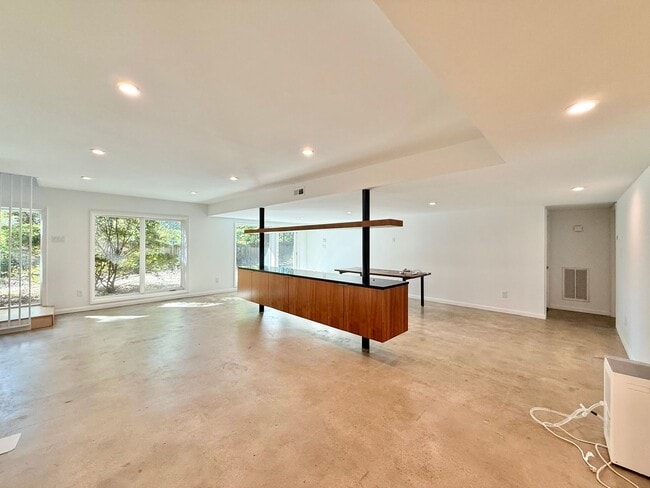 Building Photo - Luxurious 4BD, 3BA Raleigh Home with Fence...