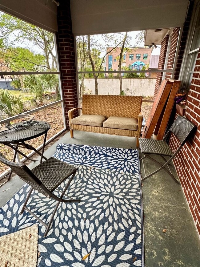 Building Photo - 2 Bedroom | 1 Bathroom Home – Downtown Charleston - Available January 1!