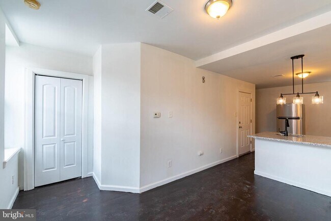Building Photo - 305 N 41st St