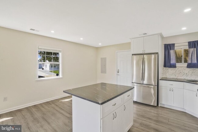 Building Photo - 728 Carson Ave