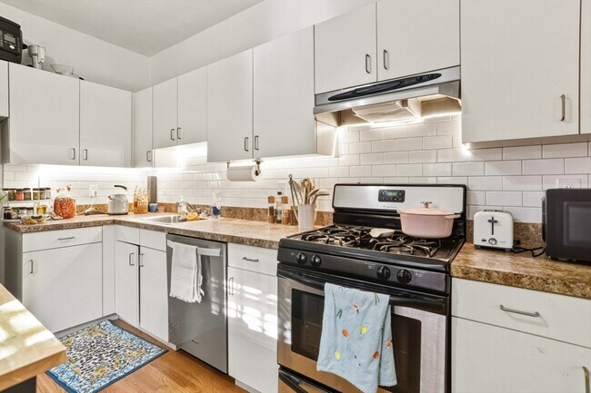 Building Photo - 171 Brooks St