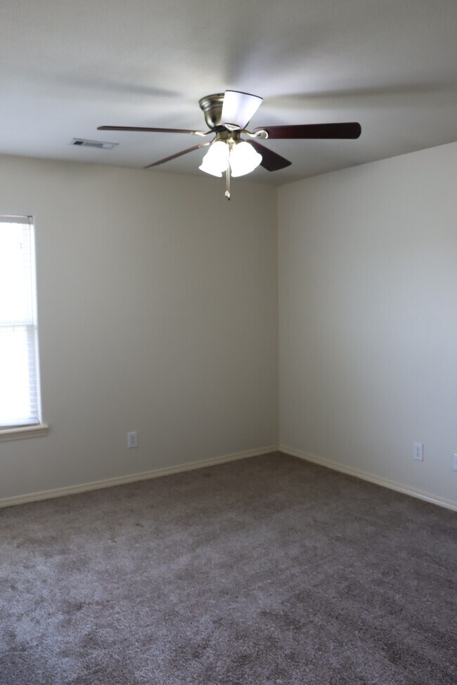 Building Photo - 805 SW Sandrock Rd