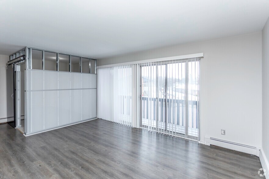 2BR, 1BA - 900 SF - Crooks South Aparments