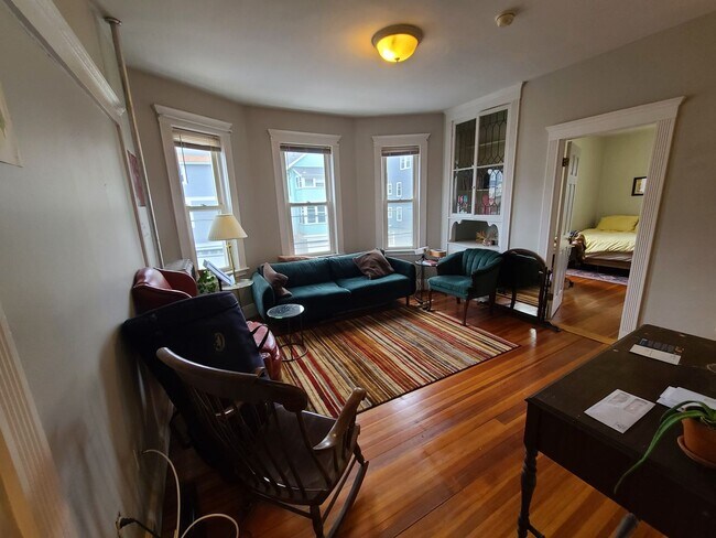 Building Photo - Off street parking - Close to Whole Foods / CVS - Renovated Kitchen