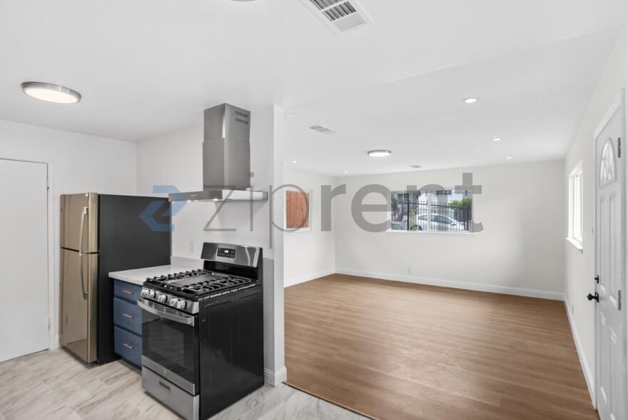 Building Photo - Unit
