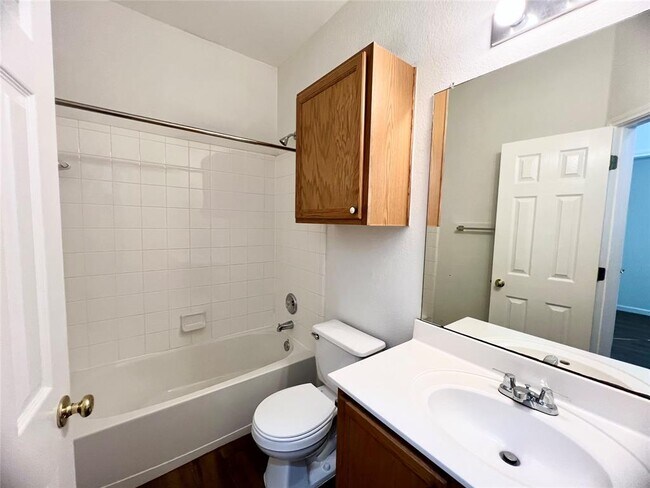 Building Photo - 804 N Creek Blvd