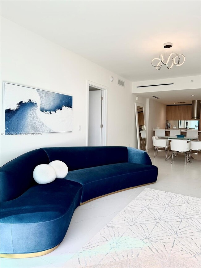 Building Photo - 9901 E Bay Harbor Dr