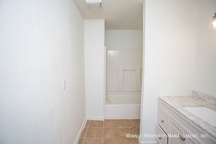 Building Photo - 502 2nd Pl