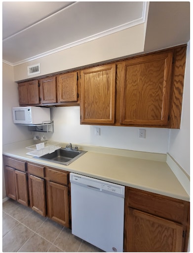 Microwave and dishwasher in kitchen - 1005 Woodrow Ave
