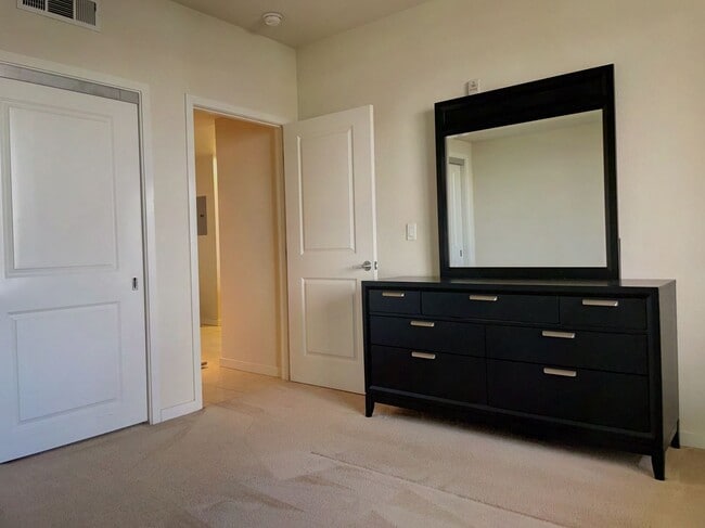 Building Photo - 1 Bed, 1 Bath Penthouse Level Condo w Park...