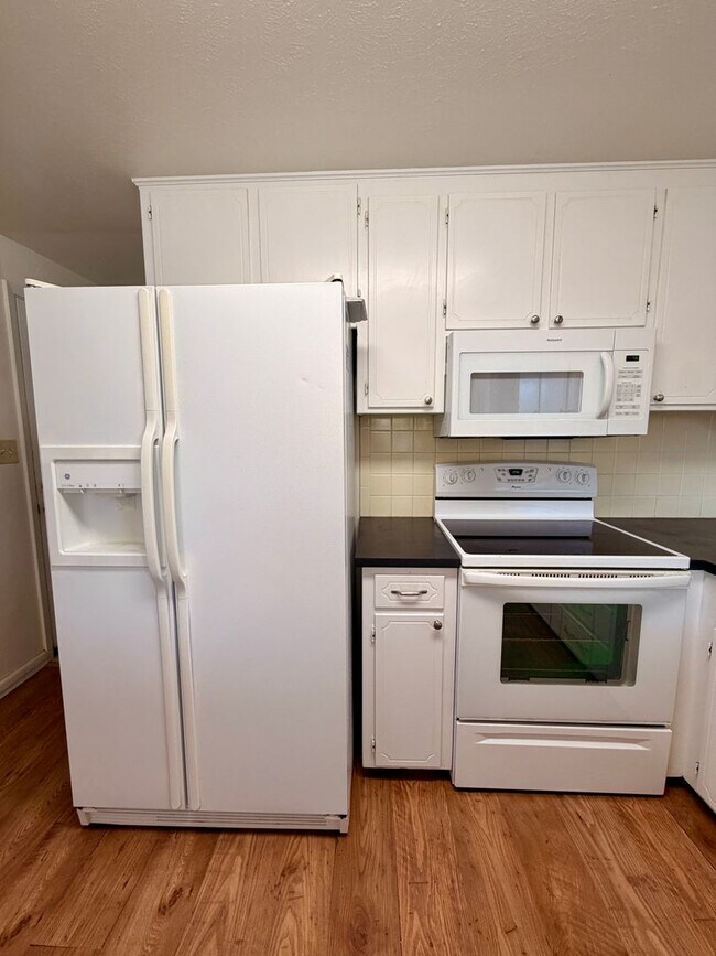 Building Photo - Amazing 3bed/2 bath with finished basement.