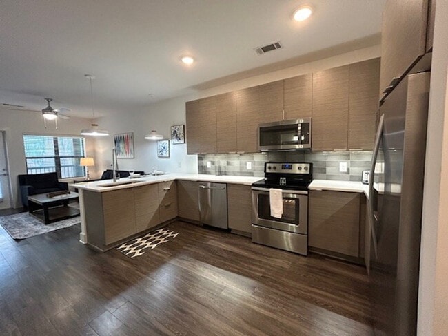 Building Photo - 915 Battery Ave SE