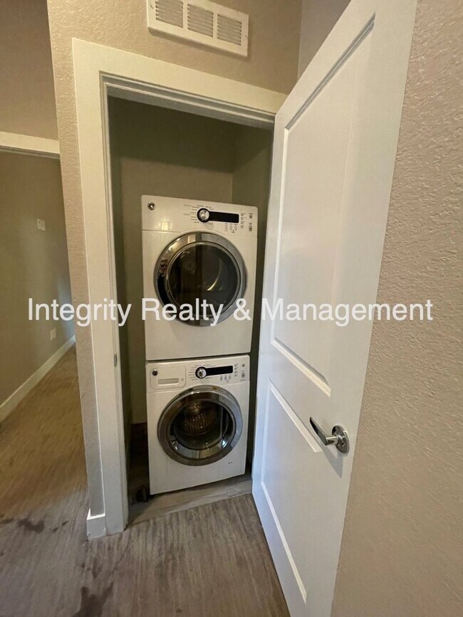 Building Photo - 2815 W 25th Ave