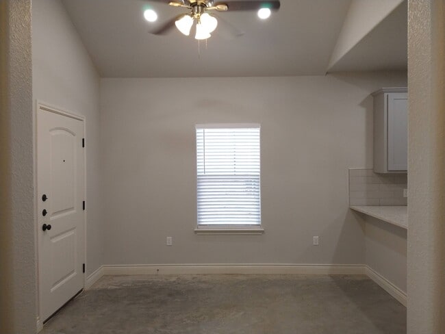 Building Photo - 1000 Wooded Hollow Ct