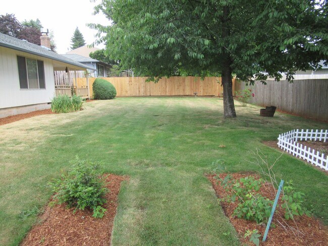 Building Photo - Great Three Bedroom Close South Salem