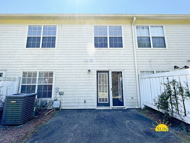 Building Photo - 3 bedroom Eagles Landing townhouse with co...