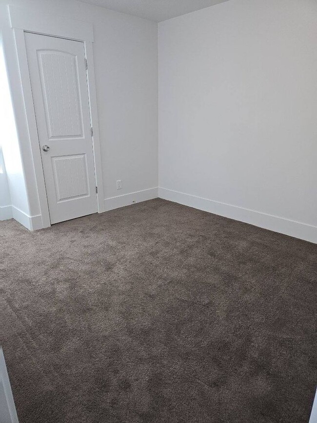 Building Photo - 2 bedroom 2.5 bath townhome