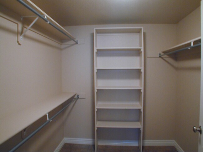 Building Photo - House For Lease