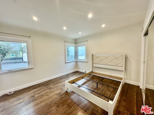 Building Photo - 128 S Swall Dr