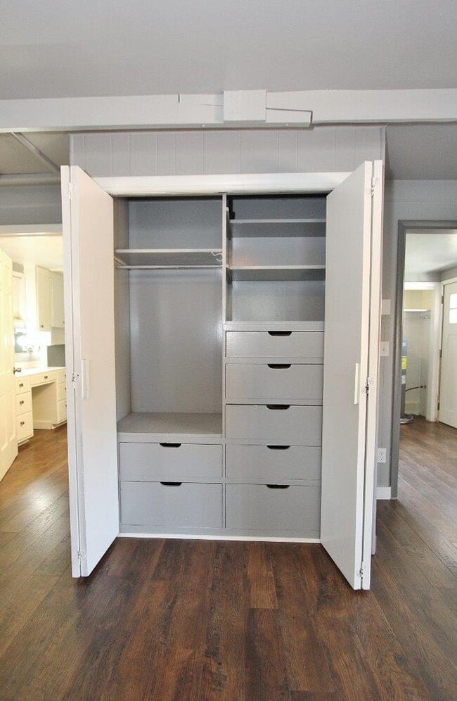 Building Photo - Charming Single-Level Studio Home