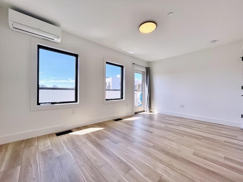 Building Photo - 375 Monmouth St