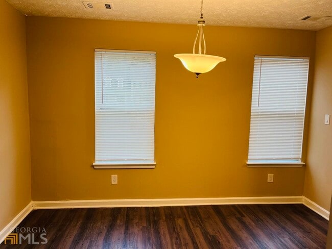 Building Photo - 6527 River Park Dr