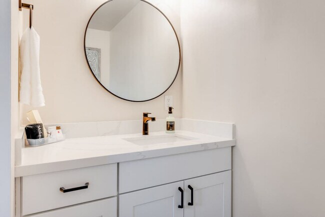 Building Photo - 6404 47th Ave SW