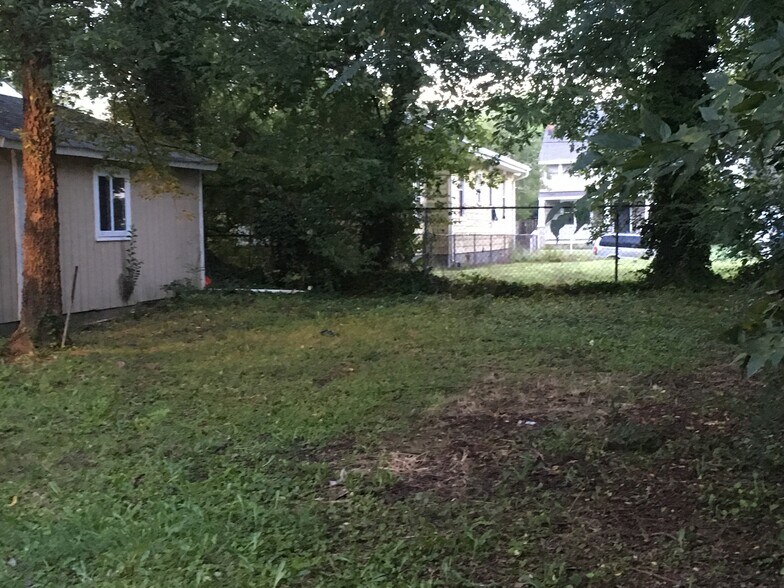 large yard - 827 W 37th St