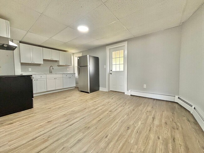 Building Photo - Move in Special!