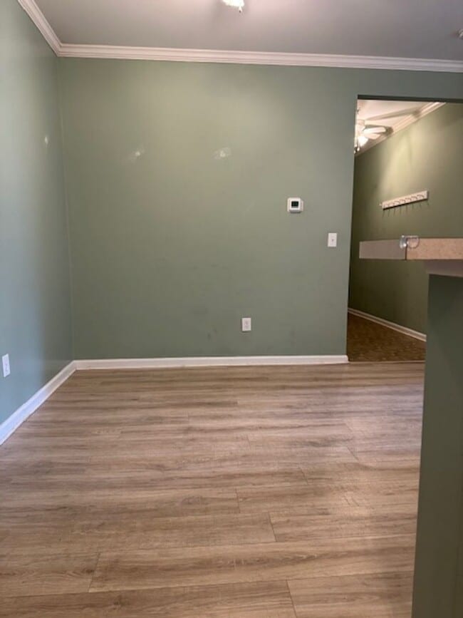 Building Photo - Spacious Condo in Knollwood – Pool, Gym an...