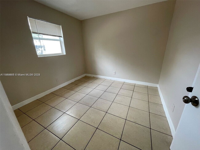 Building Photo - 534 NW 23rd Ave