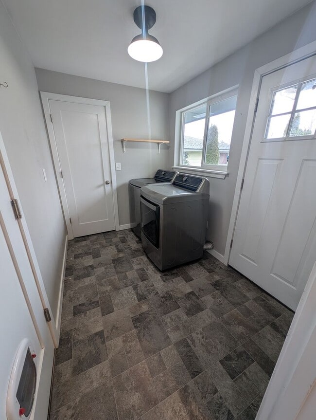 Building Photo - Refreshed 3 Bedroom in Tacoma - HUGE Fenced Yard & Outdoor Space. Available Now!