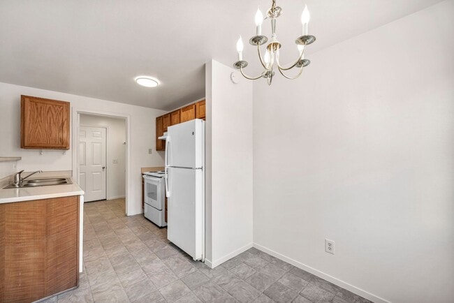 Building Photo - Updated Three Bedroom Townhome