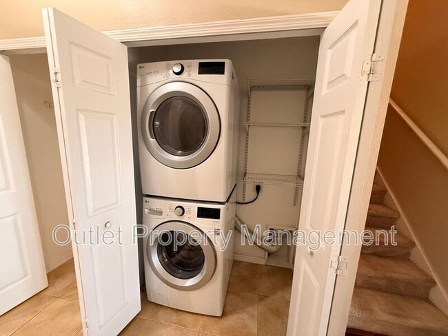 Building Photo - 1437 Dandelion Dr