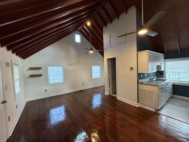 Building Photo - Renovated Move In Ready Apartment Just Min...