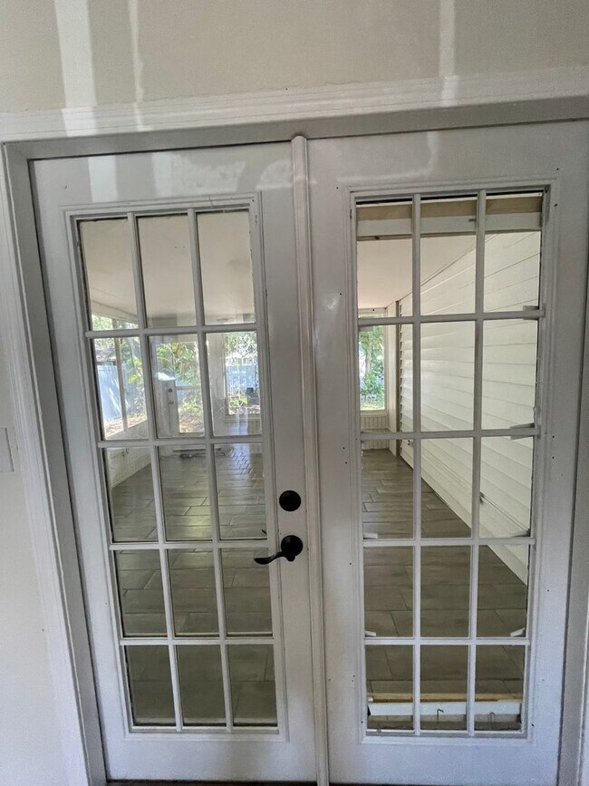 Building Photo - Remodeled 2 Bed 1 Bath Home | Washer/Dryer...