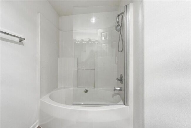 Building Photo - $1,850/mo • 2BD/2BA • W/G/S Included • $800 Deposit OAC