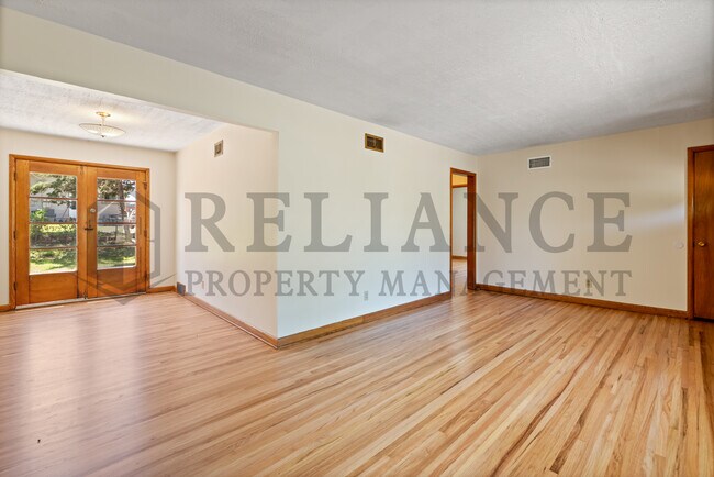Building Photo - 860 Fabrique St